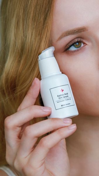 Протизапальна освітлююча сироватка з азелаїновою кислотою CU DR. SOLUTION AZELAIC ACID 10% SERUM 30 мл 0645 фото
